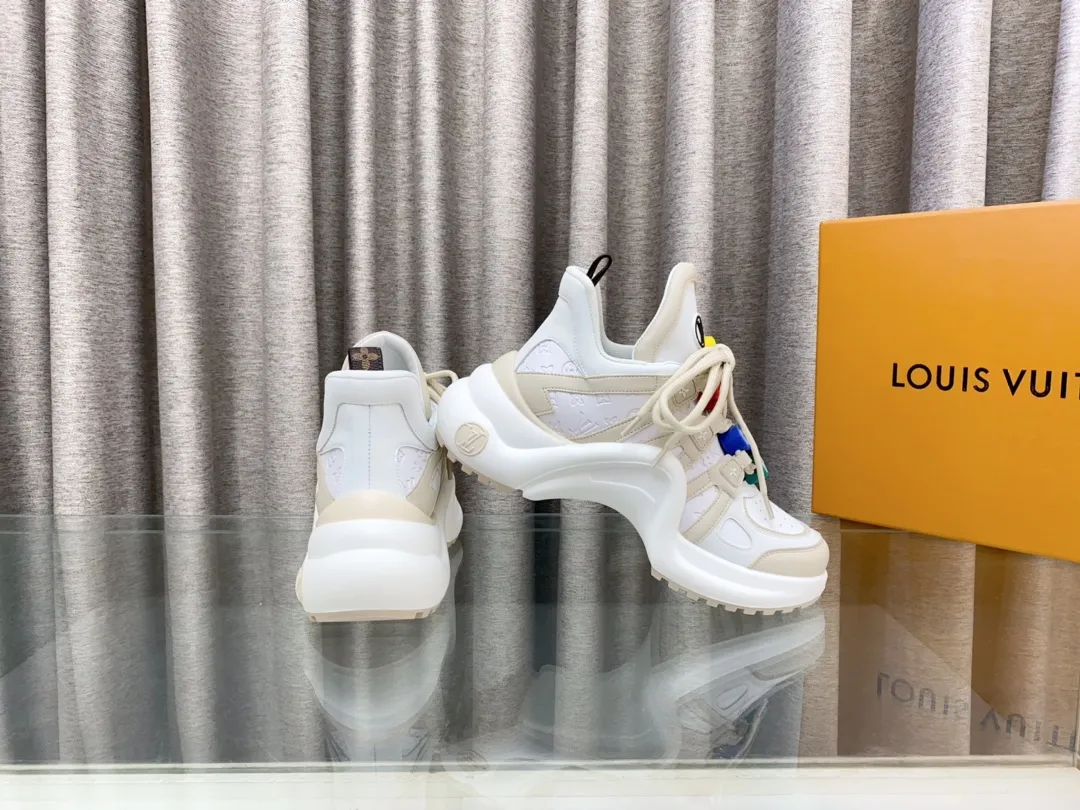 👟👟Ex-factory price 760👟👟 Louis Vuiton·Louis Vuitton 24/ New Chinese Valentine's Day limited edition LV Archlight series arch sole dad shoes casual thick-soled lace-up sneakers top version🔝original purchase, development and production👍🏻 This LV dad shoe features an eye-catching wavy sole and large tongue. It is equipped with a sporty super-elastic running shoe style rubber outsole, which is very eye-catching. It is also combined with a soft and elastic upper made of a variety of high-tech fabrics, making the upper foot comfortable and soft! 🤩 Fabric: Original custom-made first-layer cowhide + technical fabrics Lining: Original imported breathable mesh lining + cowhide foot pads Sole: Original molded correct U-shaped arch outsole Bottom thickness: about 5cm Size: 35-39 (40.41 custom-made, non-refundable)